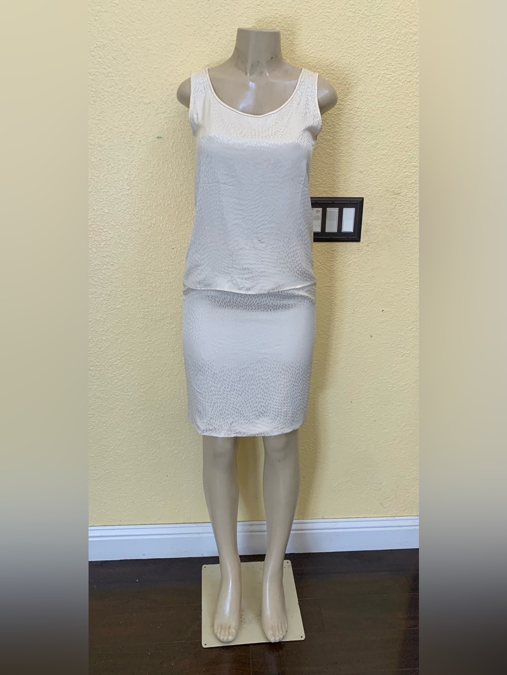 VTG Valentino Boutique Size 6 Ivory Color Sleeveless Top & Matching Skirt Set